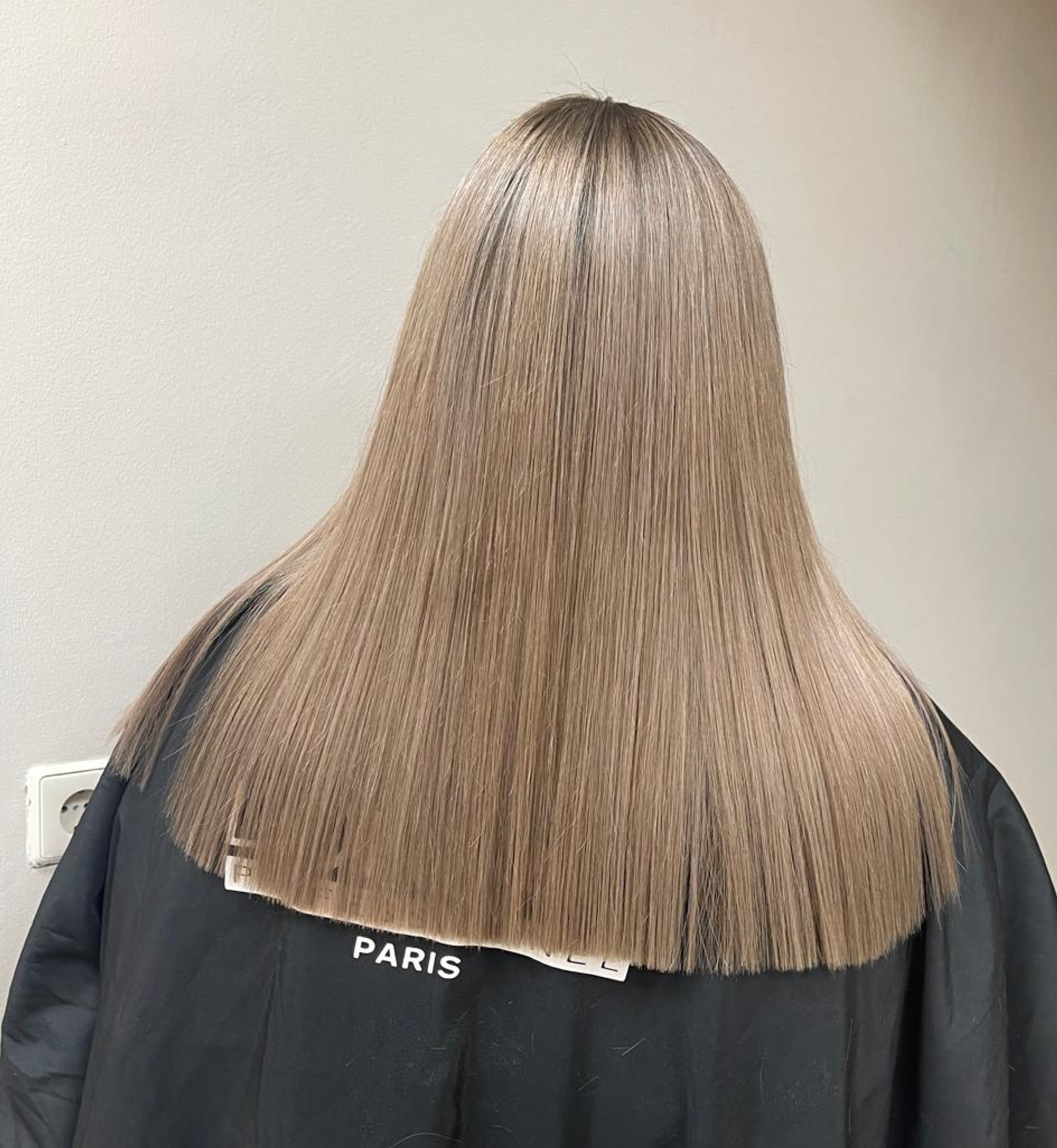 Lang, steil asblond haar van achteren