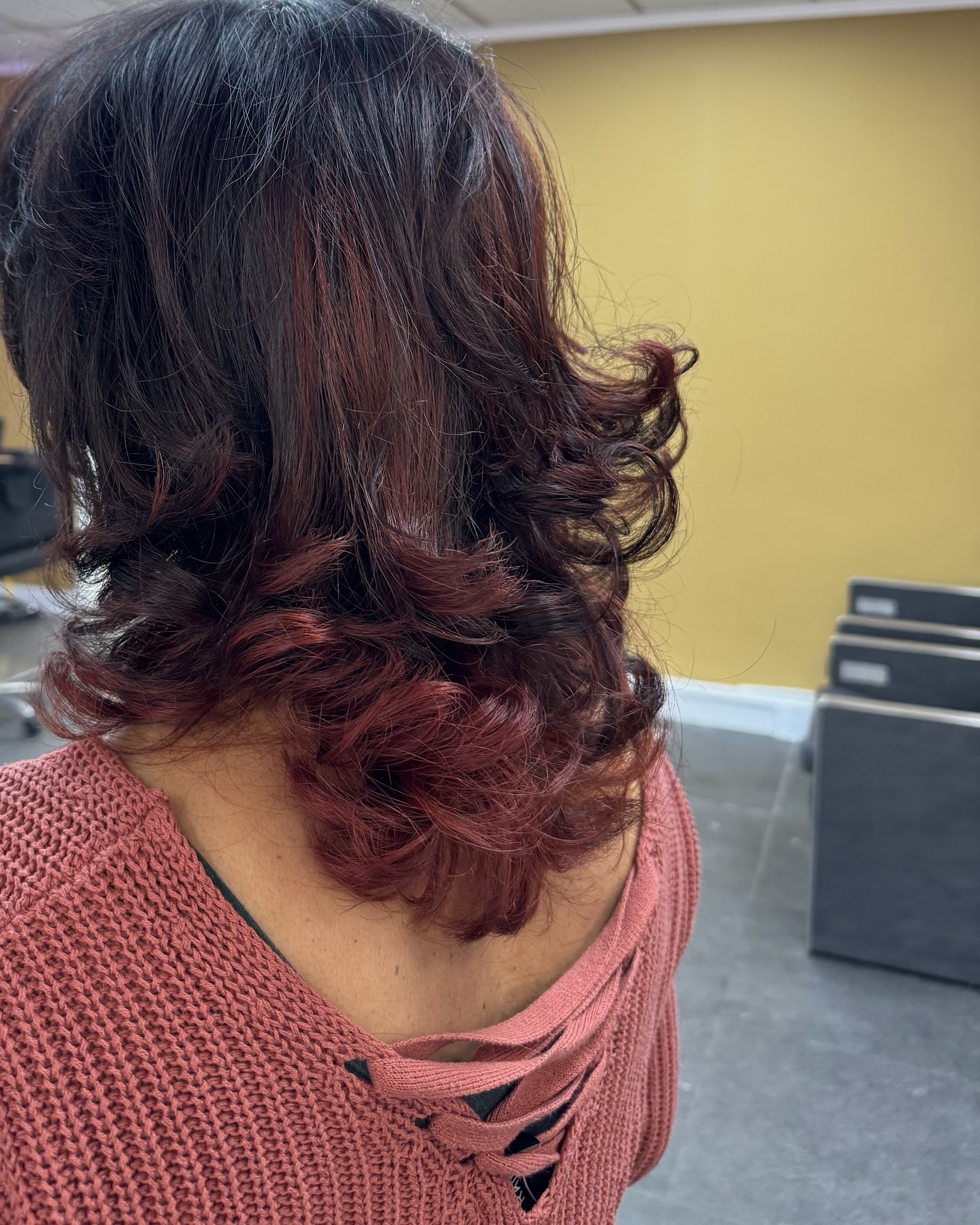 Donker haar met bordeauxrode punten en krullen, van achteren