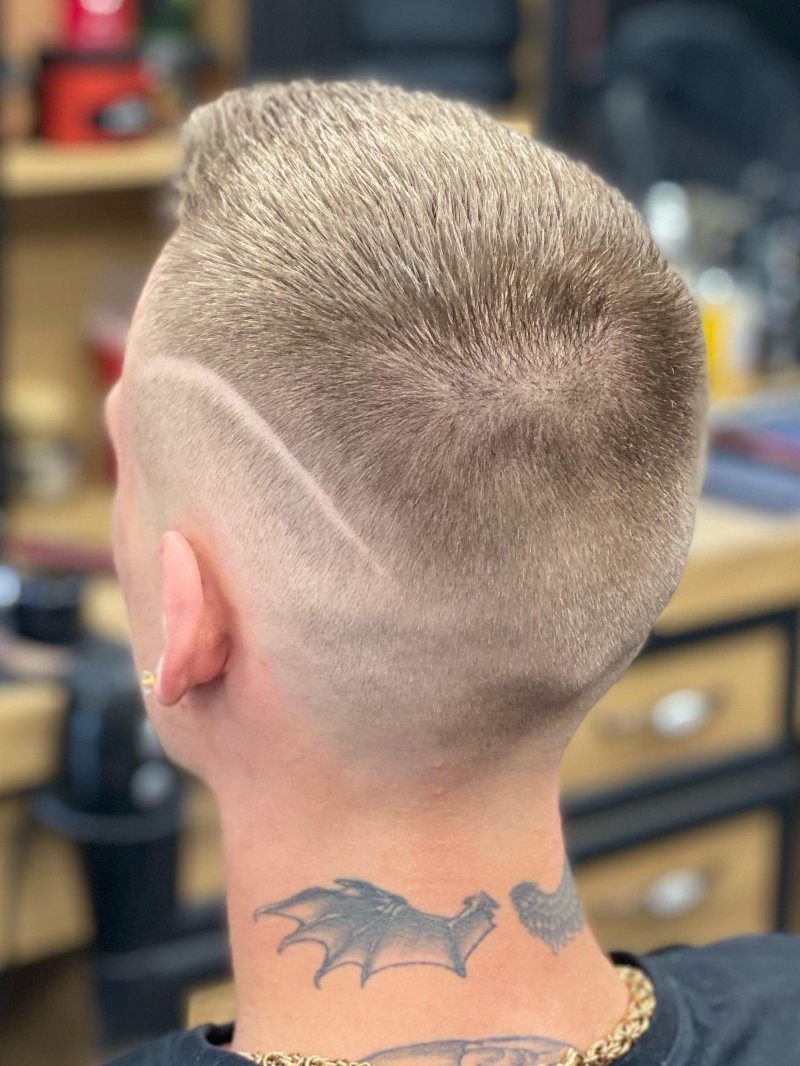Skin fade met een uitgeschoren lijn, van achteren gezien